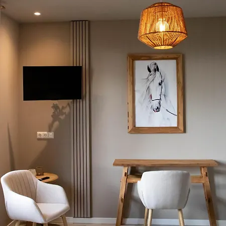 Eighty One Horse Boulevard Отель типа 