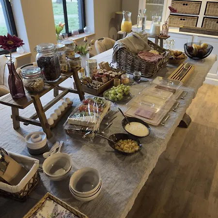 Eighty One Horse Boulevard 3* Валкенсвард