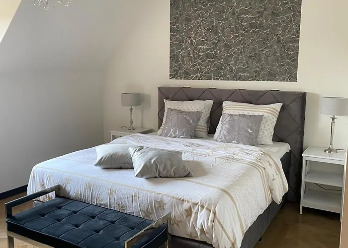 Eighty One Horse Boulevard Bed and breakfast